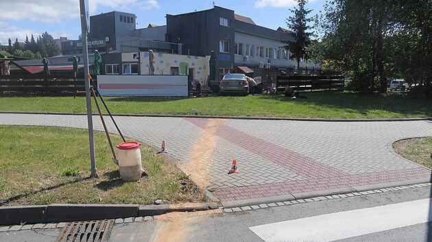 idi po nehod na kruhovm objezdu skonil v plot hospody.