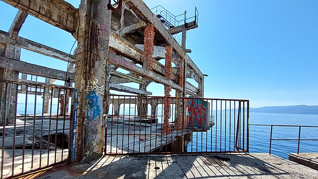 Odpalovac� stanice pro torp�da le�� na b�ehu Jadersk�ho mo�e.