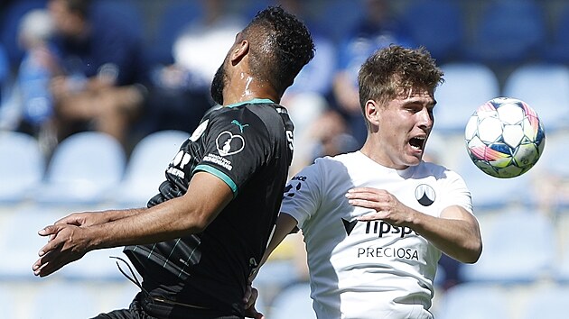 Forvet Júsuf Hilál'dan (solda) ve Liberec Ivan Varfolomeev