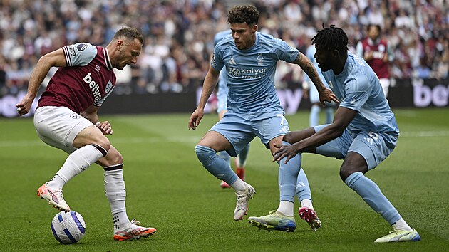 Obránce Vladimír Coufal z West Hamu s mí�em v utkání proti Nottinghamu Forest