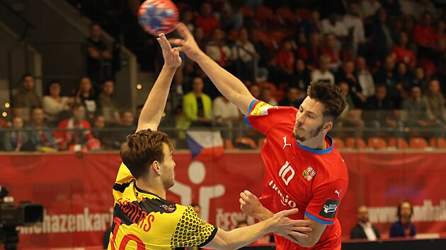 Joná� Patzel v kvalifika�ním utkání o postup na Euro 2026 st�ílí p�es Belgi�ana...