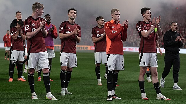 Sparant fotbalist dkuj fanoukm po porce v derby proti Slavii.