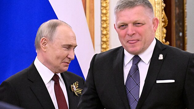 Rusko si na Rudém náměstí v Moskvě připomíná vojenskou přehlídkou konec Velké vlastenecké války, tedy 80. výročí porážky nacistického Německa. Slovenský premiér Robert Fico. (9. května 2025)