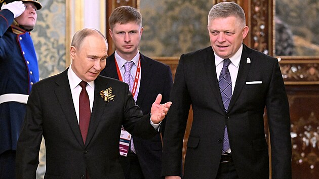 Rusko si na Rudm nmst v Moskv pipomn vojenskou pehldkou konec Velk vlasteneck vlky, tedy 80. vro porky nacistickho Nmecka. Slovensk premir Robert Fico a Vladimir Putin. (9. kvtna 2025)