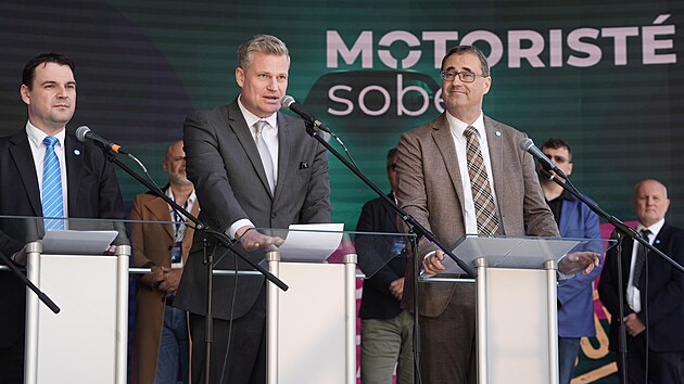 Motorist ve tvrtek na praskm ofn zahjili kampa do snmovnch voleb. Na snmku Filip Turek s fem strany Petrem Macinkou.(15. kvtna 2025)