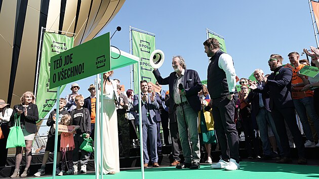 Zahjen pedvolebn roadshow koalice Spolu nazvan Te jde o vechno! Na snmku herec Bolek Polvka. (13. kvtna 2025)