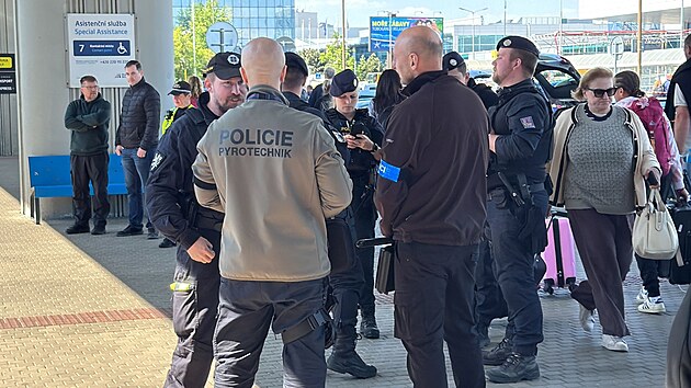 Nastartovan vozidlo bez idie komplikovalo v pondl dopoledne dopravu smrem na prask Letit Vclava Havla. (12. kvtna 2025)