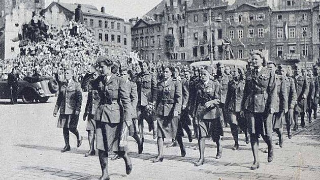 Pehldka eskoslovenskch vojk na Staromstskm nmst 17. kvtna 1945.