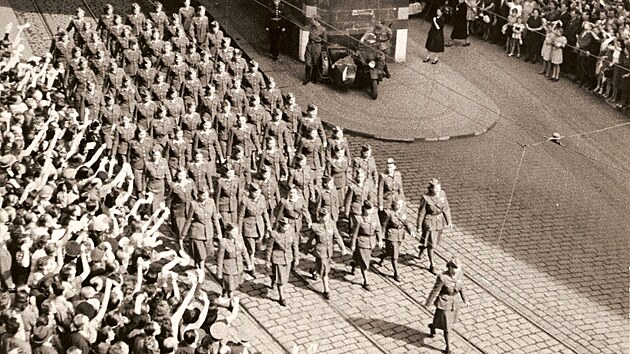 Slavnostn pochod eskoslovenskch vojk 17. kvtna 1945 Pranou brnou smrem ke Staromstskmu nmst.