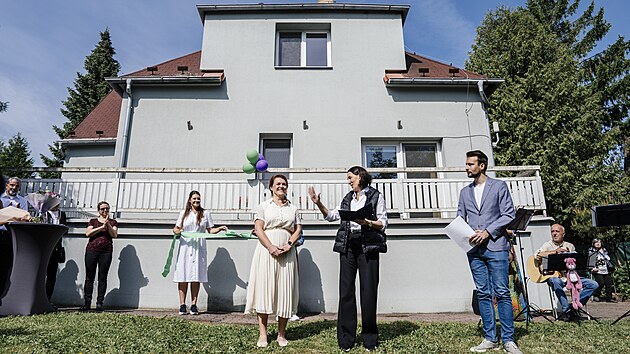 V praskch Lahovicch ve stedu slavnostn otevel nov denn stacion Dobromysl pro lidi s mentlnm a kombinovanm postienm. (14. kvtna 2025)
