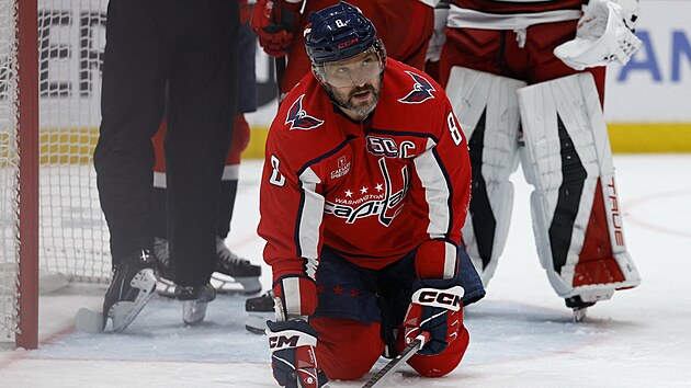 Zklamaný Alexandr Ovekin po vyazení Washingtonu ve druhém kole play off NHL.