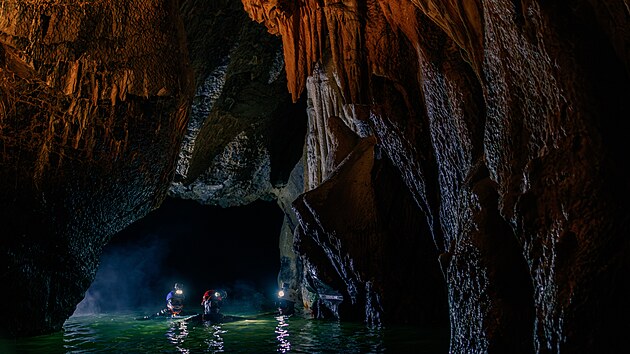 Jeskynn potpi esk speleologick spolenosti Petr Chmel, Radek Nejezchleb a Jan Sirotek zdolali extrmn nron prstup nejdelm jeskynnm systmem Amatrsk jeskyn. Symbolicky tm zavrili snahy nkolika generac badatel o propojen Nov Rasovny s Macochou. (10. kvtna 2025)