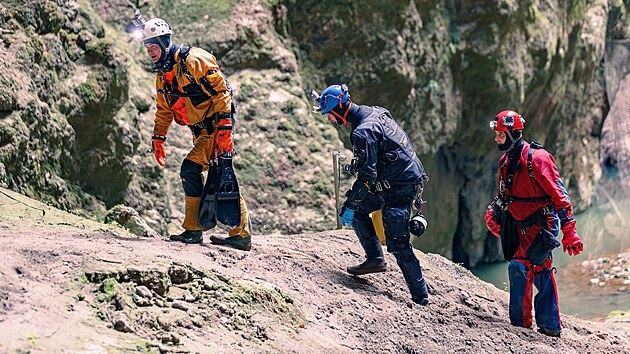 Jeskynn potpi esk speleologick spolenosti Petr Chmel, Radek Nejezchleb a Jan Sirotek zdolali extrmn nron prstup nejdelm jeskynnm systmem Amatrsk jeskyn. Symbolicky tm zavrili snahy nkolika generac badatel o propojen Nov Rasovny s Macochou. (10. kvtna 2025)