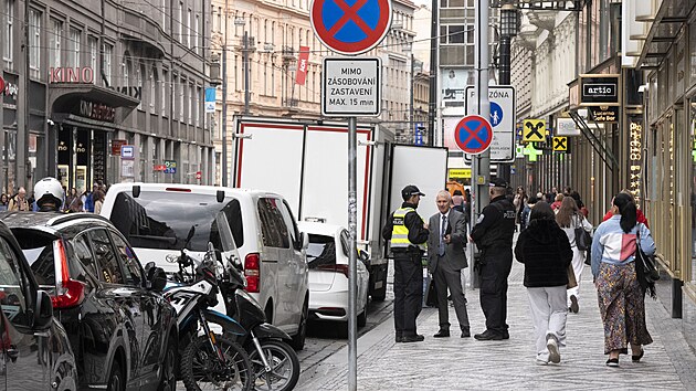 Jakub elezn natel chovn strnka pot, co mu udlil pokutu za pestupek. (19. kvtna 2025)