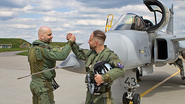 Nov display pilot gripenu Jan Ratz (vpravo) pebr tafetu od svho pedchdce Ondeje paka