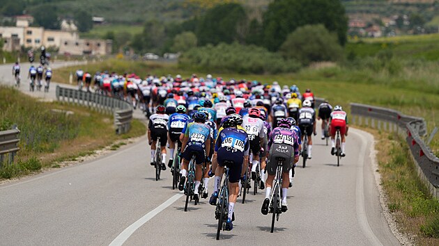 Hugo Houle (106) uzavírá peloton p�i pr�jezdu Albánií ve t�etí etap� Gira.