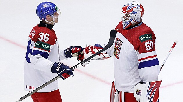 Jakub Krej��k a brank�� Karel Vejmelka slav� v�t�zstv� nad Kazachst�nem.
