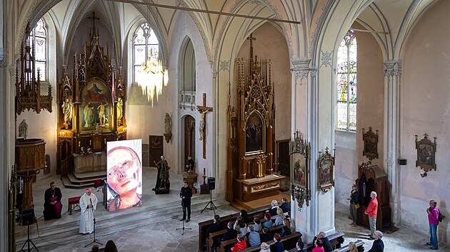 Kostel v Zkupech zdob nov lustry. (10. kvtna 2025)
