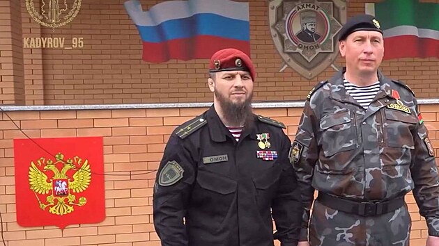 eensk vdce Ramzan Kadyrov zveejnil video z slavnostn akce na poet zaloen eenskho policejnho tvaru Achmat Groznyj OMON, na kterm byl vidt rusk erb bez k. Vzbudil tm velk pobouen. (13. kvtna 2025)