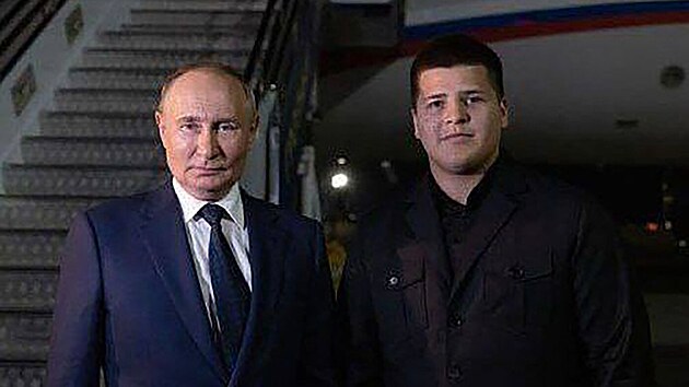 Sedmnctilet syn eenskho prezidenta Ramzana Kadyrova Adam Kadyrov s ruskm prezidentem Vladimirem Putinem. (21.srpna 2024)