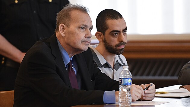Hadi Matar, kter se pokusil zavradit spisovatele Salmana Rushdieho, dostal 25 let. (16. kvtna 2025)
