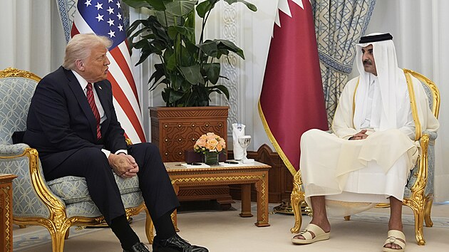 Katarsk emr ejk Tamim bin Hamad Sn pivtal americkho prezidenta Donalda Trumpa. (14. kvtna 2025)