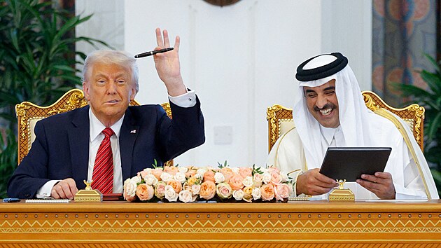 Katarsk emr ejk Tamim bin Hamad Sn pivtal americkho prezidenta Donalda Trumpa. (14. kvtna 2025)