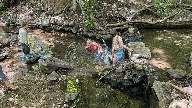 Americk� ministr zdravotnictv� Robert F. Kennedy mlad�� sd�lel fotografie, na nich� se i se sv�mi vnou�aty koupal v kontaminovan�m washingtonsk�m potoce Rock Creek. Plav�n� v n�m je p�itom zak�z�no, proto�e do n�j odt�k� spla�kov� voda. (11. kv�tna 2025)