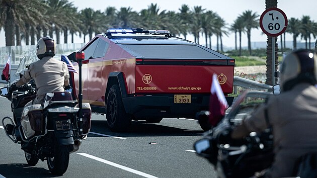 Cybertruck katarsk policie doprovz kolonu americkho prezidenta Donalda Trumpa. (14. kvtna 2025)