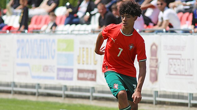 Nejstar�í syn Cristiana Ronalda debutoval v portugalské reprezentaci do 15 let...