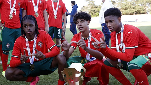 Portugalt fotbalist do 15 let se raduj z vtzstv na turnaji Vlatka...