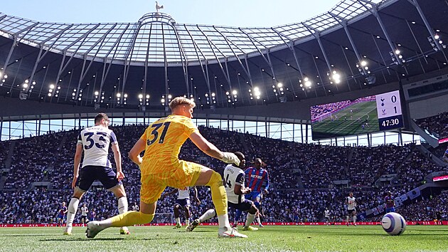 �eský branká� Tottenhamu Antonín Kinský inkasuje od Eberechiho Ezeho z Crystal...
