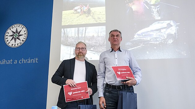 Gentlemani silnic Ji Magdo (vpravo) a Betislav Vala zachrnili devatenctiletou dvku z auta zcenho do eky Ondejnice na Frdecko-Mstecku. (14. kvtna 2025)