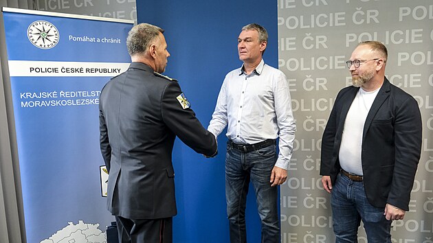 Gentlemani silnic Ji Magdo a Betislav Vala (vpravo) zachrnili devatenctiletou dvku z auta zcenho do eky Ondejnice na Frdecko-Mstecku. Ocenn jim pedv moravskoslezsk policejn editel Tom Kuel. (14. kvtna 2025)