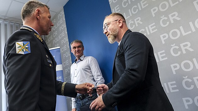 Gentlemani silnic Ji Magdo (uprosted) a Betislav Vala zachrnili devatenctiletou dvku z auta zcenho do eky Ondejnice na Frdecko-Mstecku. Ocenn jim pedv moravskoslezsk policejn editel Tom Kuel. (14. kvtna 2025)