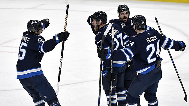 Hokejist� Winnipegu se raduj� ze vst�elen�ho g�lu proti Dallasu.