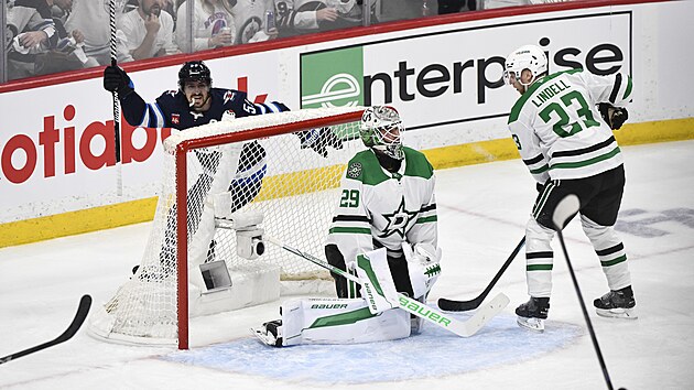 Mark Scheifele (za brankou) z Winnipegu slav� g�l sv�ho t�mu b�hem utk�n� proti Dallasu.