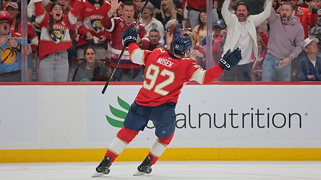 Tom� Nosek slav� g�l Floridy v z�pase proti Torontu.