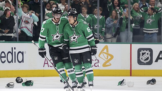 Mason Marchment a Mikael Granlund slav branku druhho jmenovanho.