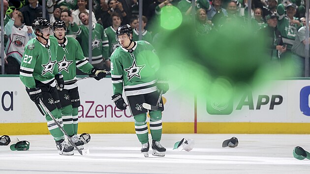 Mikael Granlund (vpravo) v mrnm zkrytu za padajcm kloboukem.