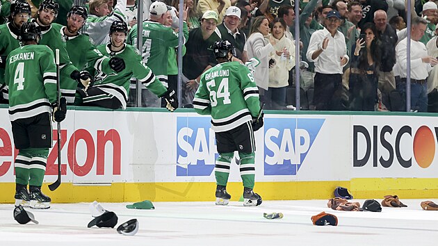 Mikael Granlund slav se spoluhri hattrick.