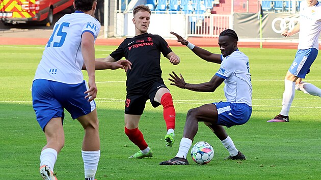 Zlonk Slezskho FC Jakub Rezek se sna vypchnout balon ostravskmu Roanu Noghovi.