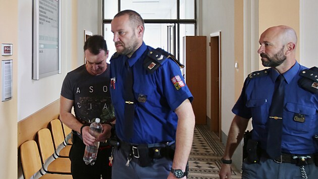 U Krajskho soudu v eskch Budjovicch zaal soud s muem, kter podle obaloby zavradil svou manelku. On vinu popr.