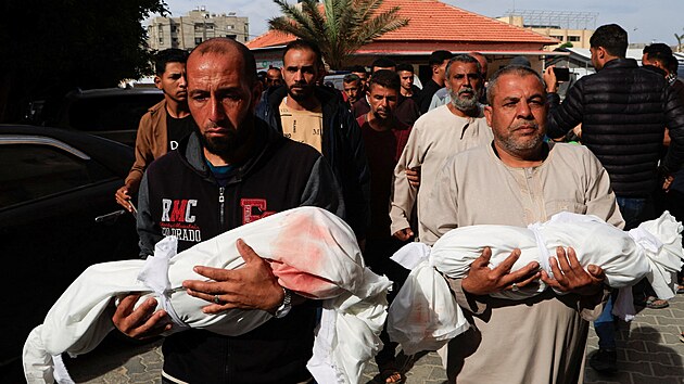 Pohřeb Palestinců po izraaelském bombardování Chán Júnisu