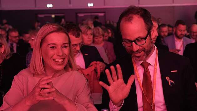 Europoslanci Jan Farsk a Danue Nerudov na snmu hnut STAN. Farsk m stuku pipomnajc, e 17. kvten je Mezinrodn den proti homofobi.