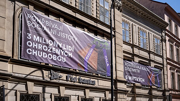Na fasd sdla SOCDEM, se objevily plachty, podle nich premir a f ODS Petr Fiala a pedseda STAN, ministr vnitra Vt Rakuan pohbvaj sociln jistoty a kauzu Dozimetr.