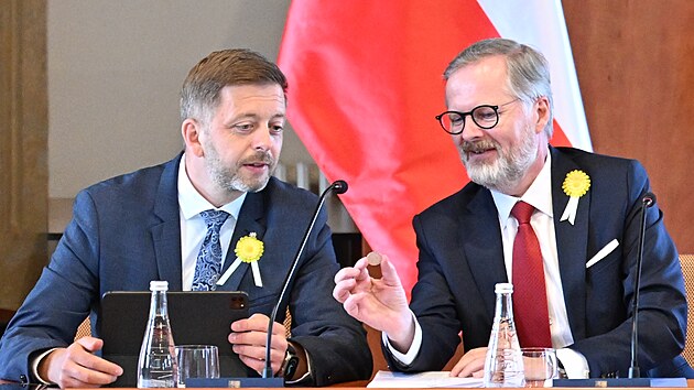 Premir Petr Fiala a ministr vnitra Vt Rakuan na vjezdnm zasedn vldy v Kutn Hoe. (14. kvtna 2025)