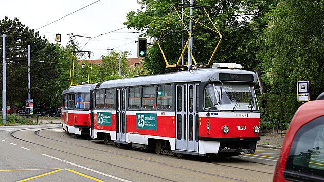 Brnnsk dopravn podnik nasadil kvli velkmu mnostv vluk a nedostatku obousmrnch tramvaj raritu v podob dvou klasickch voz T3 spojench zadky k sob. Obsluhuj linku x12 mezi zastvkami Kluskova a Technologick park.
