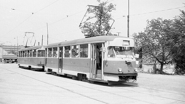 Klasick tramvajov vozy spojen zadnmi stmi k sob, aby mohly jezdit obma smry, pouval brnnsk dopravn podnik u v minulosti. Na snmku soupravy T2PX a T3PX na seku stedn hbitov  Modice v kvtnu 1984.