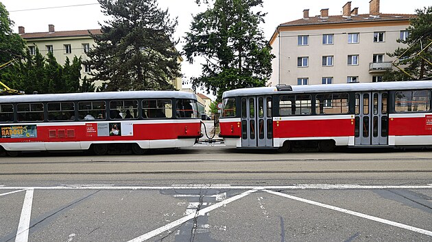 Brnnsk dopravn podnik nasadil kvli velkmu mnostv vluk a nedostatku obousmrnch tramvaj raritu v podob dvou klasickch voz T3 spojench zadky k sob. Obsluhuj linku x12 mezi zastvkami Kluskova a Technologick park.
